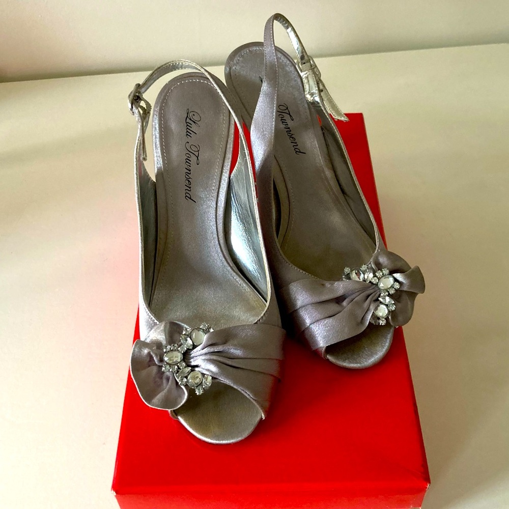 Silver sparkly high heels slingbacks